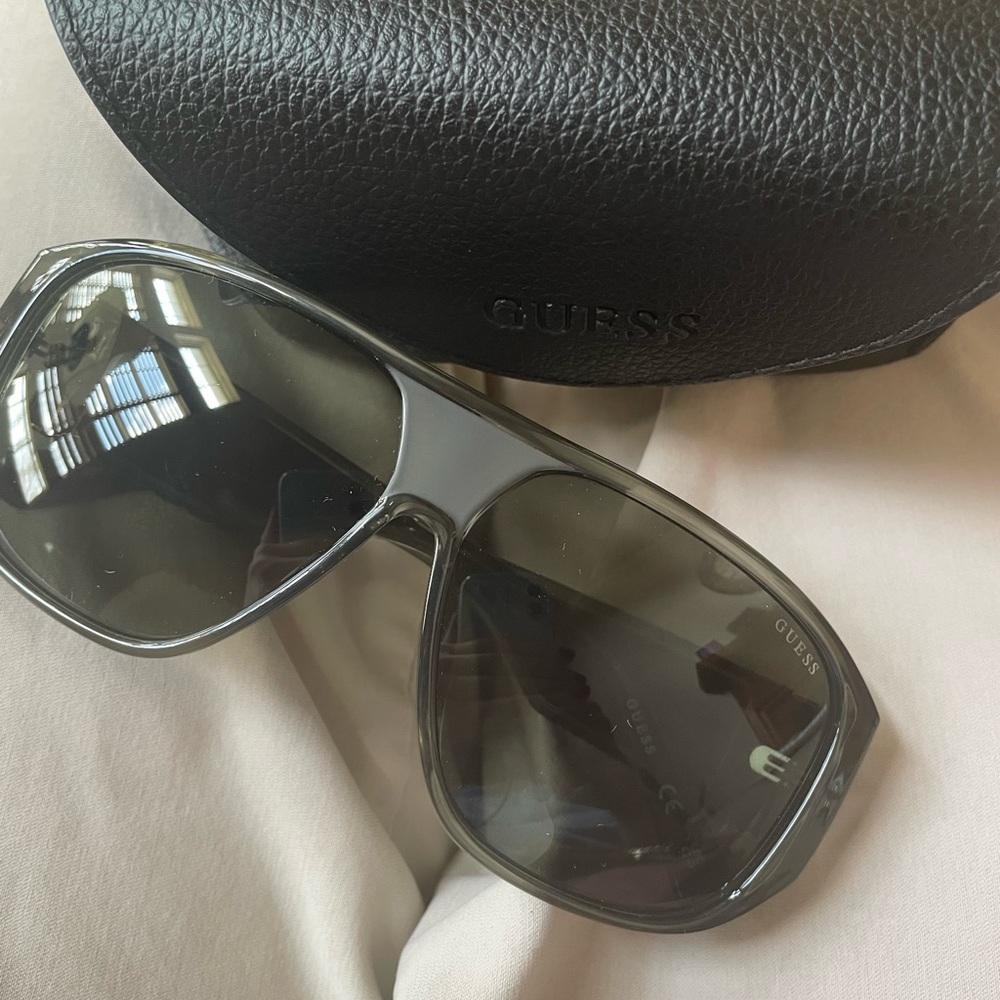 New GUESS women or men’s Aviator Sunglasses